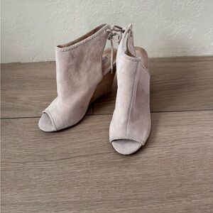 Kristin Cavalarri by Chinese laundry ultra suede peep toe